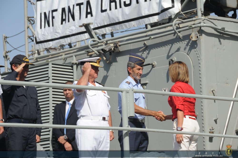 El JEMAD y el AJEMA reciben a la ministra a bordo del patrullero 'Infanta Cristina'